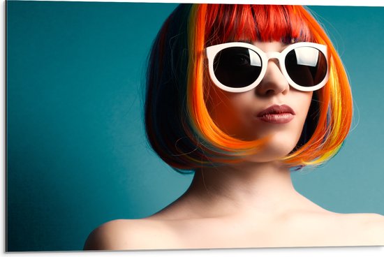 Dibond - Vrouw met Kleurrijk Haar en Witte Ronde Zonnebril tegen Blauwe Achtergrond - 75x50 cm Foto op Aluminium (Wanddecoratie van metaal)