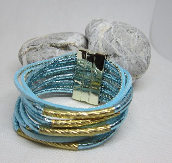 Boho - Ibiza - armband - 10 laags - leer - kunststof - lichtblauw - blauw - goud - magneetsluiting - lengte 19 cm