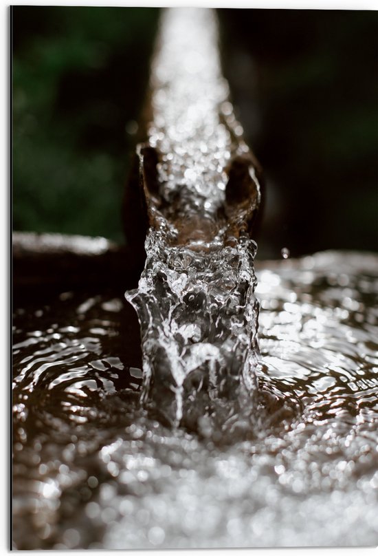 Dibond - Naar Beneden Lopend Water in een Plas - 50x75 cm Foto op Aluminium (Met Ophangsysteem)