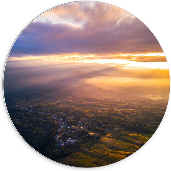 PVC Schuimplaat Muurcirkel - Felle Zonnestralen over het Landschap in Indonesië - 70x70 cm Foto op Muurcirkel (met ophangsysteem)