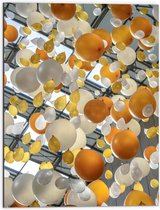 Dibond - Witte en Oranje Ballonnen Zwevend in de Lucht - 60x80 cm Foto op Aluminium (Met Ophangsysteem)
