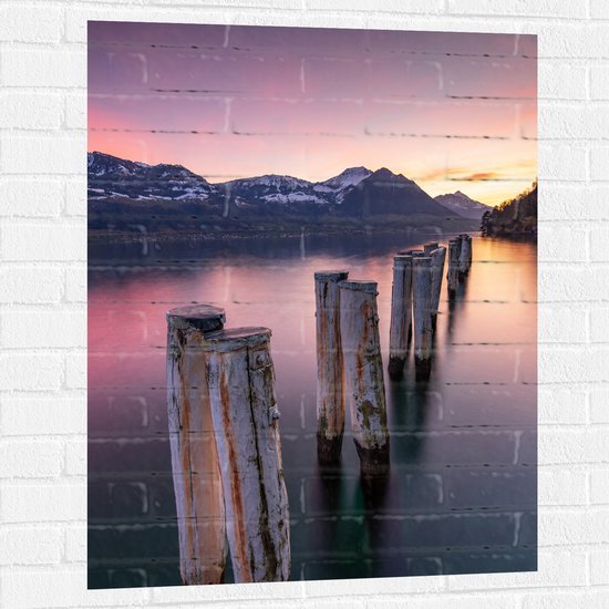Muursticker - Houten Palen in het Meer van Berggebied tijdens Zonsondergang met Paarse Gloed - 75x100 cm Foto op Muursticker