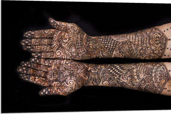 Dibond - Henna Patroon op Handen van Vrouw tegen Zwarte Achtergrond - 90x60 cm Foto op Aluminium (Wanddecoratie van metaal)