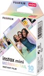 Verpakking van Fujifilm Instax Mini Mermaid Tail instant film met iriserende rand en drie lachende vriendinnen.