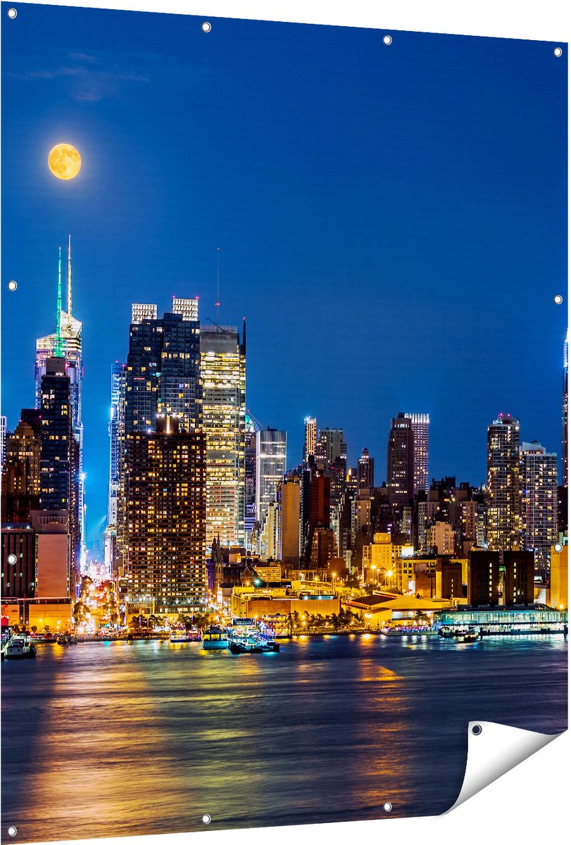 Gards Tuinposter Verlichte Skyline van New York met Volle Maan - 120x150 cm - Tuindoek - Tuindecoratie - Wanddecoratie buiten - Tuinschilderij Multikleur