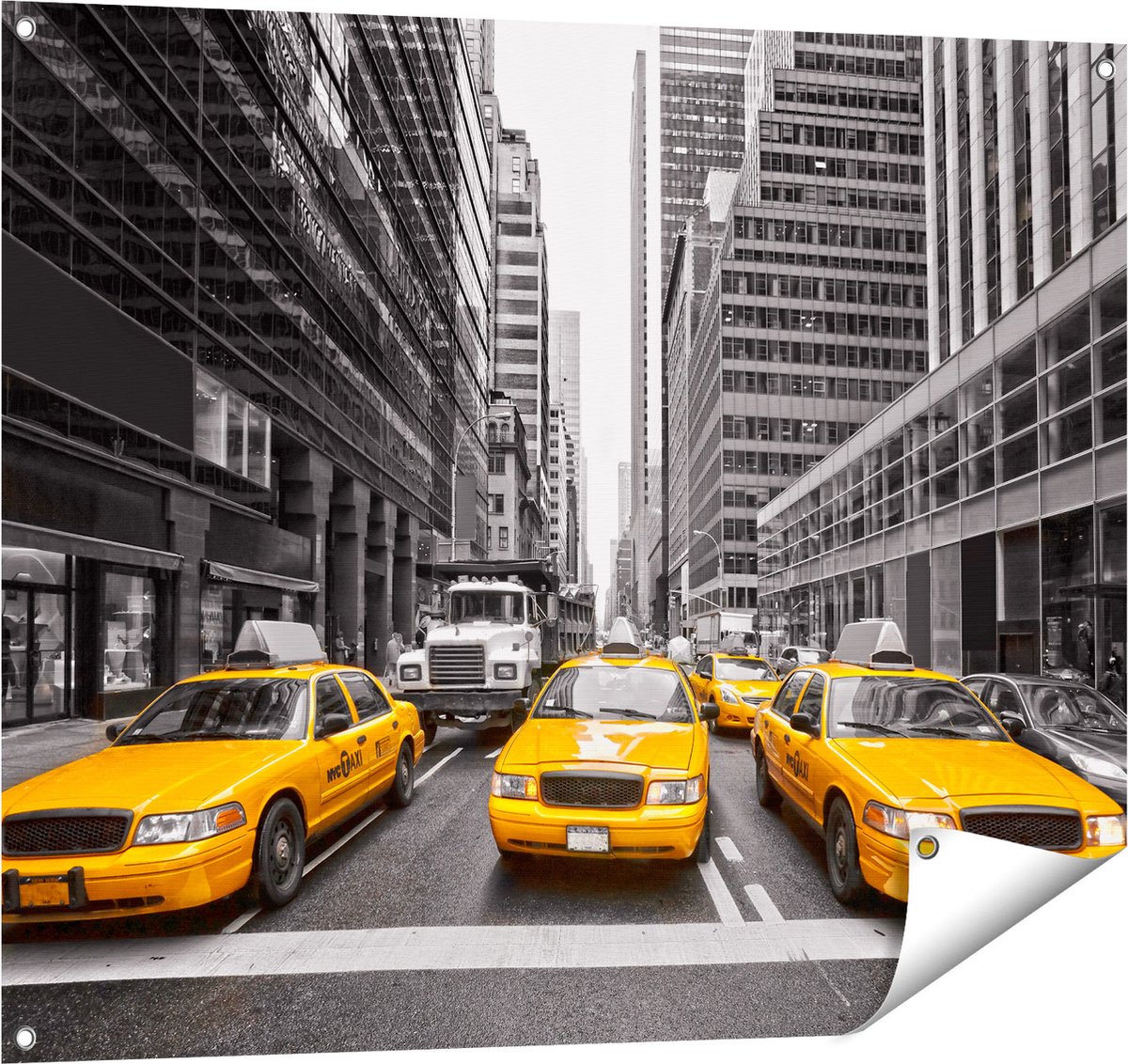 Gards Tuinposter New York Gele Taxi's - Zwart Wit - 100x80 cm - Tuindoek - Tuindecoratie - Wanddecoratie buiten - Tuinschilderij Multikleur