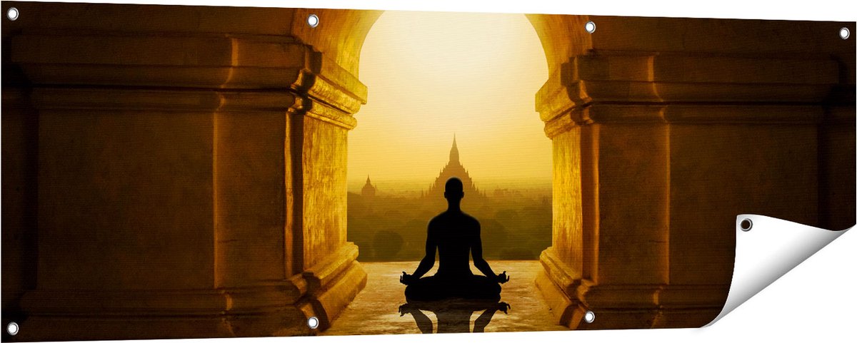 Gards Tuinposter Man Doet Yoga in een Boeddha Tempel - 150x50 cm - Tuindoek - Tuindecoratie - Wanddecoratie buiten - Tuinschilderij Multikleur