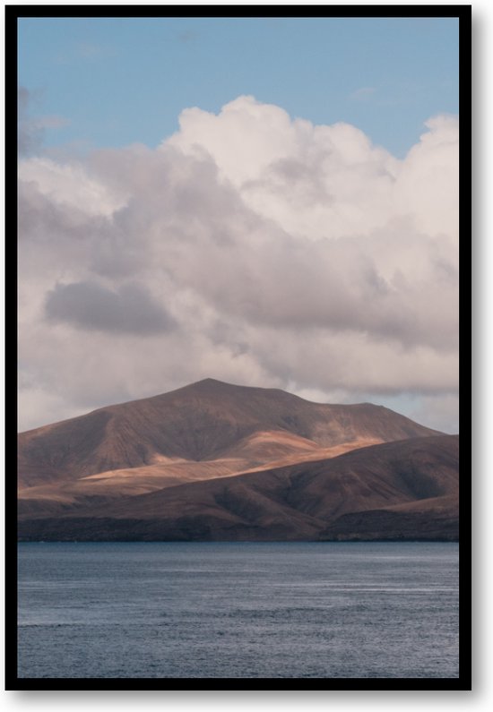 Heuvels, wolken en zee - Lanzarote - Fotoposter 40x60 met Lijst