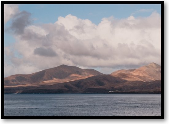 Heuvels, wolken en zee - Lanzarote - Fotoposter 70x50 met Lijst