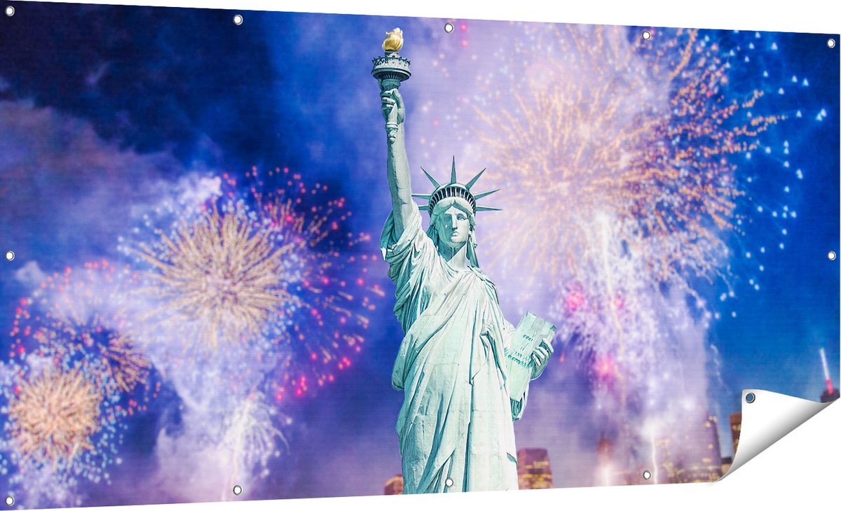 Gards Tuinposter Vrijheidsbeeld in New York met Vuurwerk - 180x90 cm - Tuindoek - Tuindecoratie - Wanddecoratie buiten - Tuinschilderij Multikleur