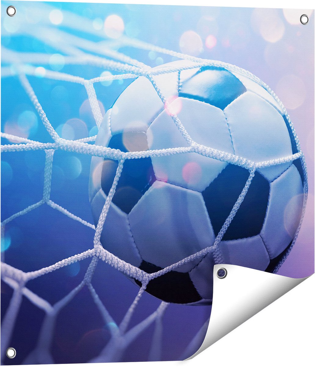 Gards Tuinposter Voetbal Bal Door het Goal Heen - 60x60 cm - Tuindoek - Tuindecoratie - Wanddecoratie buiten - Tuinschilderij Multikleur