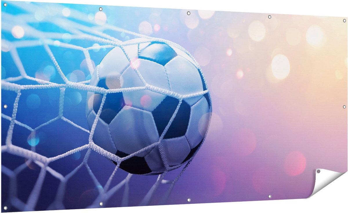 Gards Tuinposter Voetbal Bal Door het Goal Heen - 200x100 cm - Tuindoek - Tuindecoratie - Wanddecoratie buiten - Tuinschilderij Multikleur