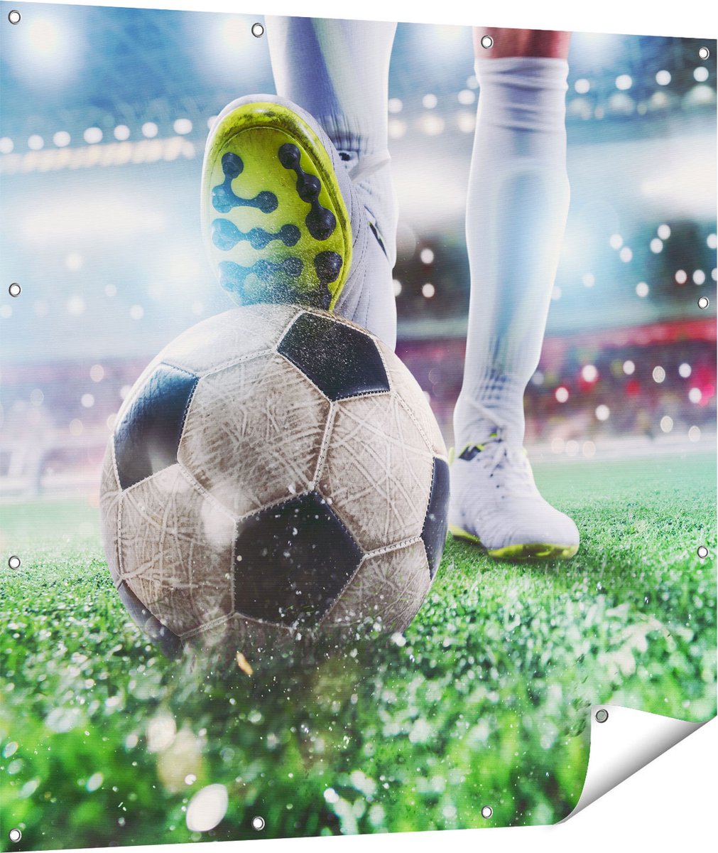Gards Tuinposter Voetbalspeler met de Bal in het Stadion - 110x110 cm - Tuindoek - Tuindecoratie - Wanddecoratie buiten - Tuinschilderij Multikleur