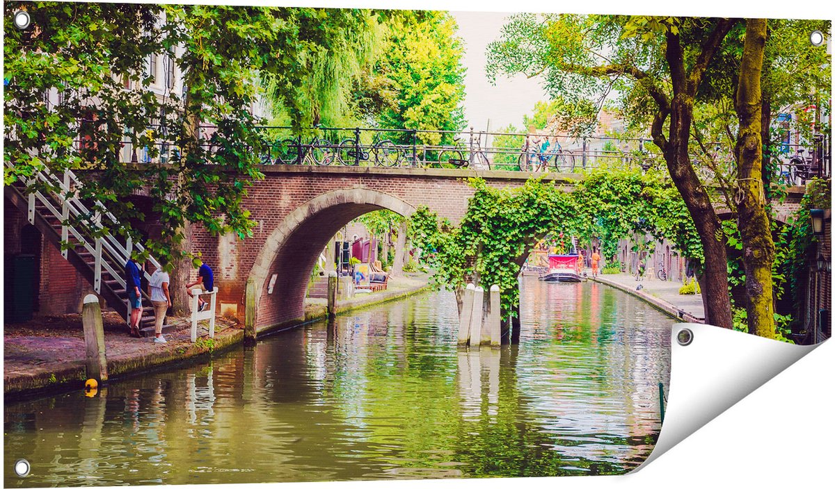 Gards Tuinposter Dichtbegroeide Brug op de Oudegracht in Utrecht - 100x50 cm - Tuindoek - Tuindecoratie - Wanddecoratie buiten - Tuinschilderij Multikleur