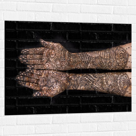 Muursticker - Henna Patroon op Handen van Vrouw tegen Zwarte Achtergrond - 100x75 cm Foto op Muursticker