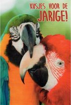 Kusjes voor de jarige! Een leuke kaart met twee papagaaien. Erg leuk om deze schattige kaart bij een cadeau te voegen of om zo te geven. Een dubbele wenskaart inclusief envelop en in folie verpakt.