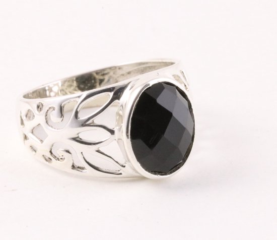 Opengewerkte zilveren ring met gefacetteerde onyx - maat 18