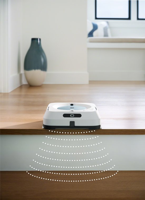 Witte robotdweilrobot op een houten trap, voorkomt vallen met sensoren.