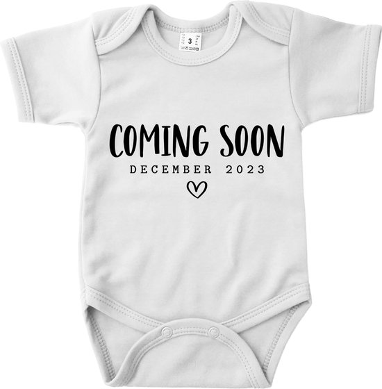 Rompertje 'COMING SOON - December 2023' - Wit - Zwangerschap aankondiging - Zwanger - Pregnancy announcement - Baby aankondiging - In verwachting Rompertje 'COMING SOON - December 2023' - Wit - Zwangerschap aankondiging - Zwanger - Pregnancy announcement - Baby aankondiging - In verwachting