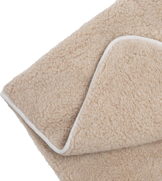 Beige schapenvacht stof met witte biezen.