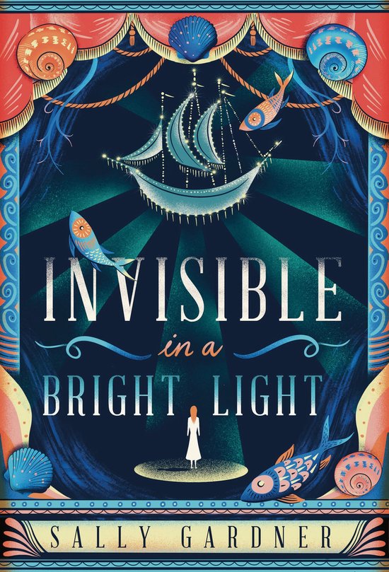 Boekcover met de titel 'Invisible in a Bright Light'. Een silhouet van een vrouw staat in het licht, onder een zeilschip en vissen. Randen hebben schelpen en decoratieve patronen.