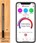 Meater+ thermometer in houten houder naast een smartphone met de Meater app die de kooktijd schat.
