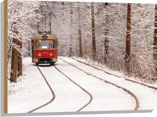 Hout - Rode Tram rijdend door Bos vol Bomen in de Winter - 80x60 cm - 9 mm dik - Foto op Hout (Met Ophangsysteem)