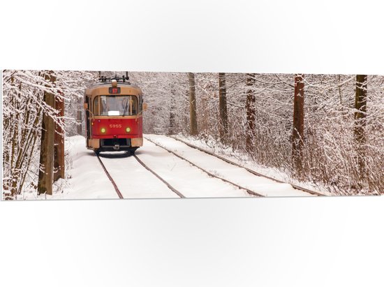 PVC Schuimplaat- Rode Tram rijdend door Bos vol Bomen in de Winter - 120x40 cm Foto op PVC Schuimplaat