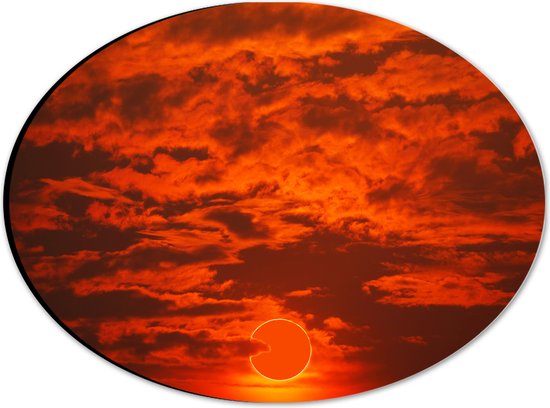 Dibond Ovaal - Rode Gloed in Lucht door Complete Zonsverduistering - 28x21 cm Foto op Ovaal (Met Ophangsysteem)