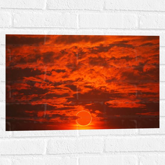 Muursticker - Rode Gloed in Lucht door Complete Zonsverduistering - 60x40 cm Foto op Muursticker