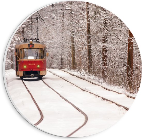 PVC Schuimplaat Muurcirkel - Rode Tram rijdend door Bos vol Bomen in de Winter - 20x20 cm Foto op Muurcirkel (met ophangsysteem)