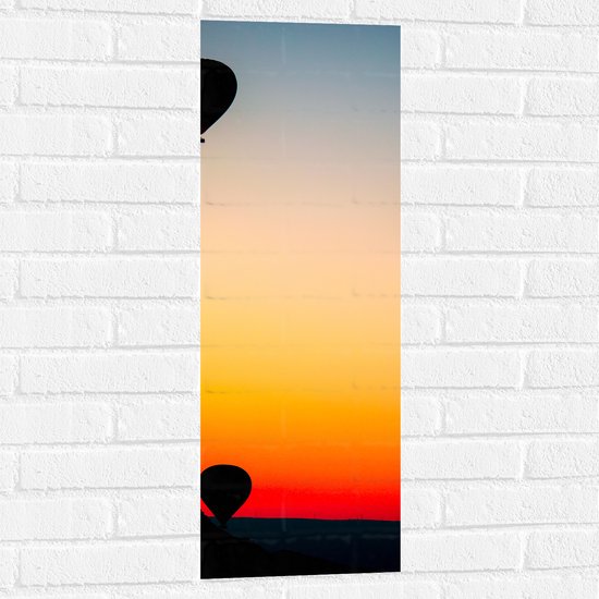 Muursticker - Silhouet van Drie Luchtballonnen bij Feloranje Zonsondergang - 30x90 cm Foto op Muursticker