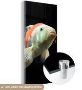 Peinture sur verre - Une carpe koi avec des détails orange sur fond noir - 20x40 cm - Peintures Plexiglas