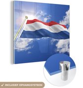 MuchoWow® Glasschilderij 90x90 cm - Schilderij acrylglas - De vlag van Nederland wappert in de lucht - Foto op glas - Schilderijen
