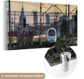 MuchoWow® Glasschilderij 40x20 cm - Schilderij acrylglas - Een trein in Warschau - Foto op glas - Schilderijen