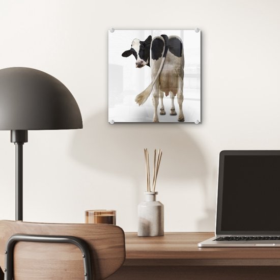 MuchoWow® Peinture sur verre 20x20 cm - Peinture sur verre acrylique - Vache regardant la caméra par derrière sur fond blanc - Photo sur verre - Peintures
