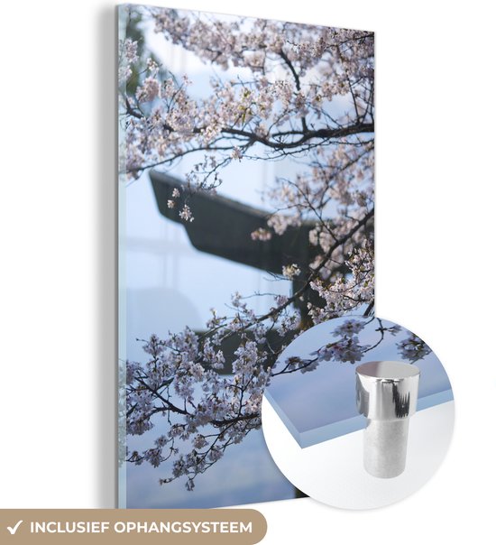 MuchoWow® Glasschilderij 60x90 cm - Schilderij acrylglas - Kersenbloesem boom staat naast een Japanse torii poort - Foto op glas - Schilderijen