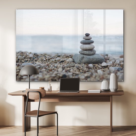 ® Glasschilderij 180x120 cm - Schilderij acrylglas - Balancerende stenen op kiezelstrand - Foto op glas - Muurdecoratie woonkamer - Wanddecoratie slaapkamer - Schilderijen