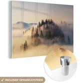 MuchoWow® Glasschilderij 60x40 cm - Schilderij acrylglas - Mistige zonsopgang in de bergen in de zomer - Foto op glas - Schilderijen
