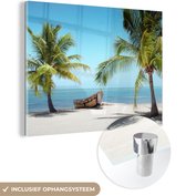 MuchoWow® Glasschilderij 80x60 cm - Schilderij acrylglas - Palmboom - Boot - Strand - Foto op glas - Schilderijen