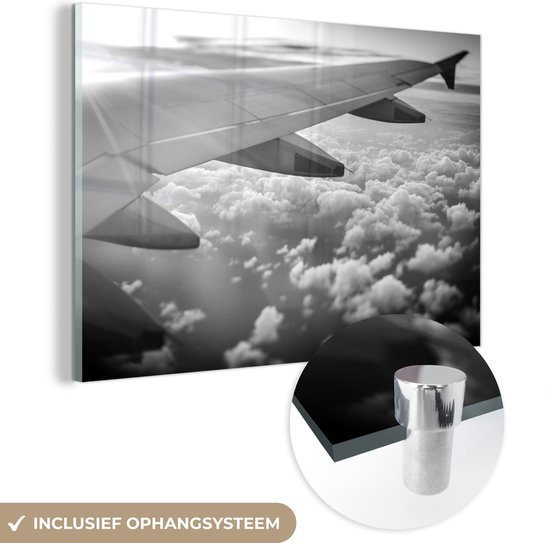 MuchoWow® Glasschilderij 60x40 cm - Schilderij acrylglas - Zonnestralen langs een vliegtuig - zwart wit - Foto op glas - Schilderijen