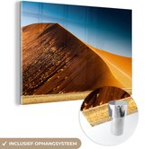 MuchoWow® Glasschilderij 30x20 cm - Schilderij acrylglas - Zandduin in de woestijn van het Afrikaanse Namibië - Foto op glas - Schilderijen
