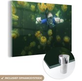 MuchoWow® Glasschilderij 150x100 cm - Schilderij acrylglas - Duiken - Kwal - Zee - Foto op glas - Schilderijen