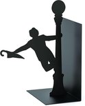 Zwarte metalen boekensteun met silhouet van zingende man met paraplu bij lantaarnpaal.