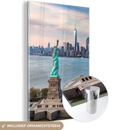 MuchoWow® Glasschilderij 60x90 cm - Schilderij acrylglas - Vrijheidsbeeld met de skyline van New York - Foto op glas - Schilderijen