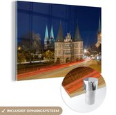 MuchoWow® Glasschilderij 150x100 cm - Schilderij acrylglas - Drukke straten in het centrum van het Duitse Lübeck - Foto op glas - Schilderijen