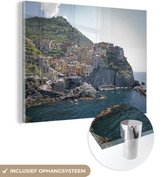 MuchoWow® Glasschilderij 80x60 cm - Schilderij acrylglas - Strakke blauwe lucht boven Cinque Terre in Italië - Foto op glas - Schilderijen