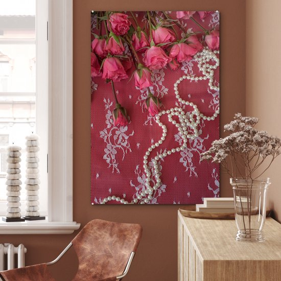 ® Glasschilderij 80x120 cm - Schilderij acrylglas - Parelkettingen langs boeket met roze rozen - Foto op glas - Muurdecoratie woonkamer - Wanddecoratie slaapkamer - Schilderijen