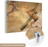 MuchoWow® Glasschilderij 90x60 cm - Schilderij acrylglas - Oude verrekijker en kompas op wereldkaart - Foto op glas - Schilderijen