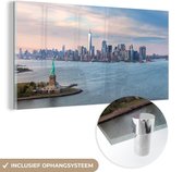 MuchoWow® Glasschilderij 120x60 cm - Schilderij acrylglas - Luchtfoto van het Amerikaanse standbeeld bij zonsondergang in New York - Foto op glas - Schilderijen